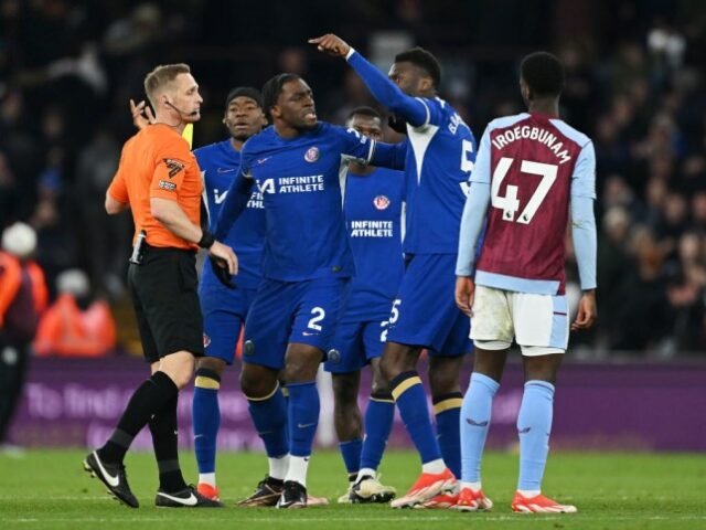 O árbitro Craig Pawson é confrontado por Axel Disasi, Benoit Badiashile e Noni Madueke após a partida da Premier League entre Aston Villa e Chelsea FC