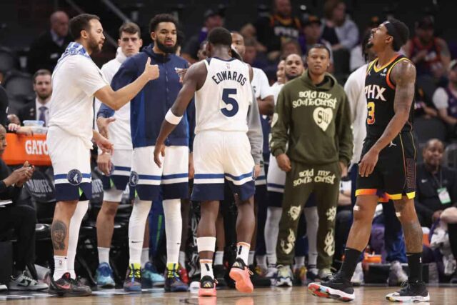 Kyle Anderson #1 e Karl-Anthony Towns #32 do Minnesota Timberwolves high five Anthony Edwards #5 durante a segunda metade do terceiro jogo dos Playoffs da Primeira Rodada da Conferência Oeste no Footprint Center em 26 de abril de 2024 em Phoenix, Arizona.  Os Timberwolves derrotaram os Suns por 126-109.