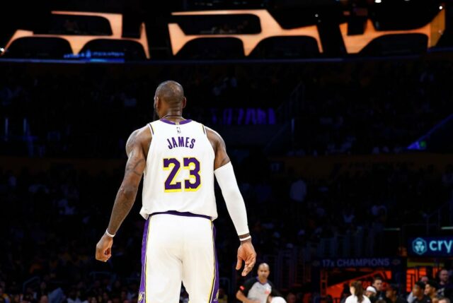 LeBron James nº 23 do Los Angeles Lakers durante o quarto jogo dos playoffs da primeira rodada da Conferência Oeste na Crypto.com Arena em 27 de abril de 2024 em Los Angeles, Califórnia. 