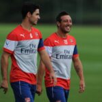 As estrelas do Arsenal, Mikel Arteta e Santi Cazorla, assistem