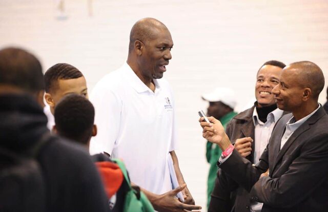 A lenda da NBA, Hakeem Olajuwon, fala à mídia durante a conferência de imprensa do Basketball Without Borders Africa na American International School em 29 de julho de 2015 em Joanesburgo, África do Sul.