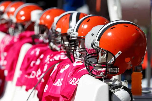 Os capacetes do Cleveland Browns descansam no banco antes de um jogo contra o Baltimore Ravens no M&T Bank Stadium em 11 de outubro de 2015 em Baltimore, Maryland.