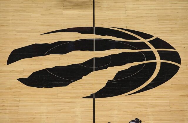 O decalque do logotipo do Toronto Raptors na quadra central antes do jogo contra o Indiana Pacers no primeiro jogo das quartas de final da Conferência Leste durante os playoffs da NBA de 2016 em 16 de abril de 2016 no Air Canada Centre em Toronto, Ontário, Canadá.