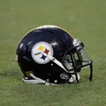 Uma visão detalhada de um capacete do Pittsburgh Steelers antes do jogo contra o Carolina Panthers no Bank of America Stadium em 1º de setembro de 2016 em Charlotte, Carolina do Norte.