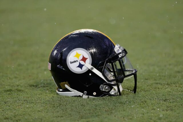 Uma visão detalhada de um capacete do Pittsburgh Steelers antes do jogo contra o Carolina Panthers no Bank of America Stadium em 1º de setembro de 2016 em Charlotte, Carolina do Norte.