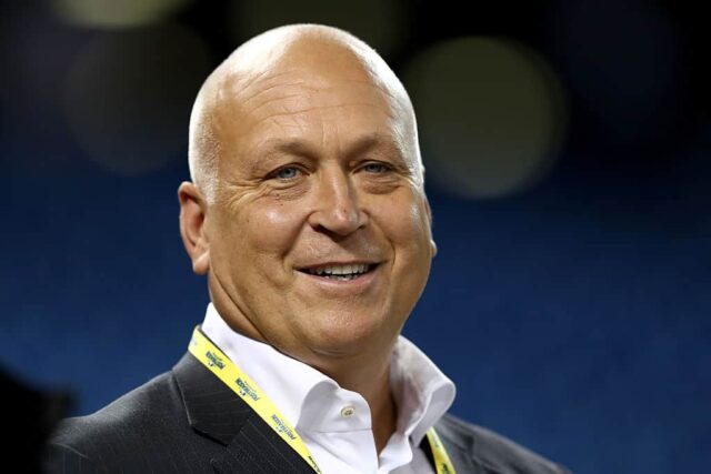 O Hall da Fama e ex-Baltimore Oriole Cal Ripken Jr. assiste antes do terceiro jogo da American League Championship Series entre o Toronto Blue Jays e o Cleveland Indians no Rogers Centre em 17 de outubro de 2016 em Toronto, Canadá.