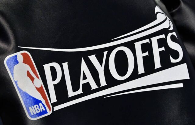 A cobertura do assento com o logotipo do NBA Playoff, nas cadeiras do time Utah Jazz, antes do jogo contra o Golden State Warriors no jogo quatro das semifinais da Conferência Oeste durante os Playoffs da NBA 2017 na Vivint Smart Home Arena em 8 de maio de 2017 em Salt Lake City, Utah.