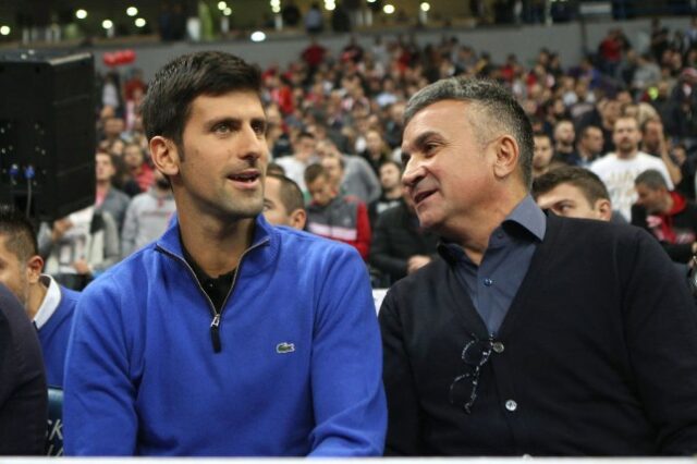 Novak Djokovic, tenista sérvio, participa do jogo da 7ª rodada da temporada regular da EuroLeague da Turkish Airlines 2017/2018 entre Crvena Zvezda mts Belgrado e CSKA Moscou com seu pai Srdjan Djokovic 