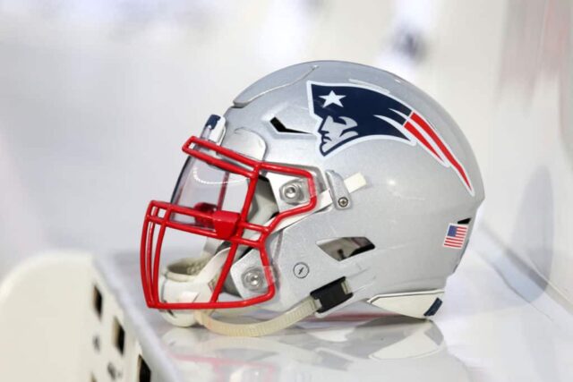 Um capacete do New England Patriots durante a primeira metade do jogo entre o New England Patriots e o Buffalo Bills no Gillette Stadium em 24 de dezembro de 2017 em Foxboro, Massachusetts.