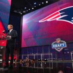 O comissário da NFL Roger Goodell anuncia uma escolha do New England Patriots durante a primeira rodada do Draft da NFL 2018 no AT&T Stadium em 26 de abril de 2018 em Arlington, Texas.