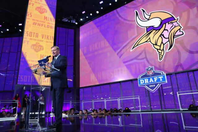 O comissário da NFL Roger Goodell anuncia uma escolha do Minnesota Vikings durante a primeira rodada do Draft da NFL de 2018 no AT&T Stadium em 26 de abril de 2018 em Arlington, Texas.