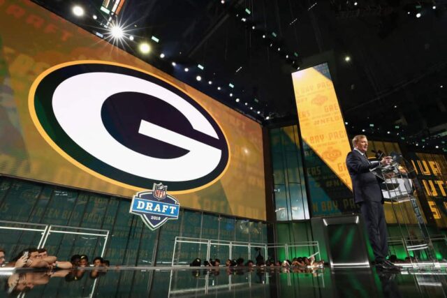 O comissário da NFL Roger Goodell anuncia uma escolha do Green Bay Packers durante a primeira rodada do Draft da NFL 2018 no AT&T Stadium em 26 de abril de 2018 em Arlington, Texas. 