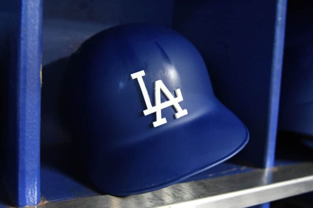 Uma visão detalhada de um capacete de rebatidas do Los Angeles Dodgers no banco de reservas antes do início do jogo contra o Miami Marlins no Marlins Park em 16 de maio de 2018 em Miami, Flórida.