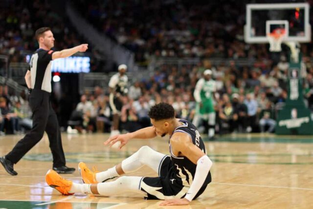 MILWAUKEE, WISCONSIN - 09 DE ABRIL: Giannis Antetokounmpo # 34 do Milwaukee Bucks se machucou durante o segundo tempo de um jogo contra o Boston Celtics no Fiserv Forum em 09 de abril de 2024 em Milwaukee, Wisconsin.  NOTA AO USUÁRIO: O Usuário reconhece e concorda expressamente que, ao baixar e/ou usar esta fotografia, o Usuário está concordando com os termos e condições do Contrato de Licença da Getty Images. 