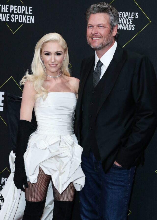 Gwen Stefani e seu parceiro Blake Shelton chegam ao E!  Prêmio Escolha do Povo