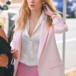 Haley Pullos chega na moda ao Court em Pasadena vestindo um terno rosa