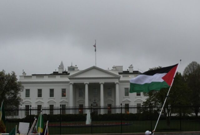 Bandeira palestina hasteada em frente à Casa Branca