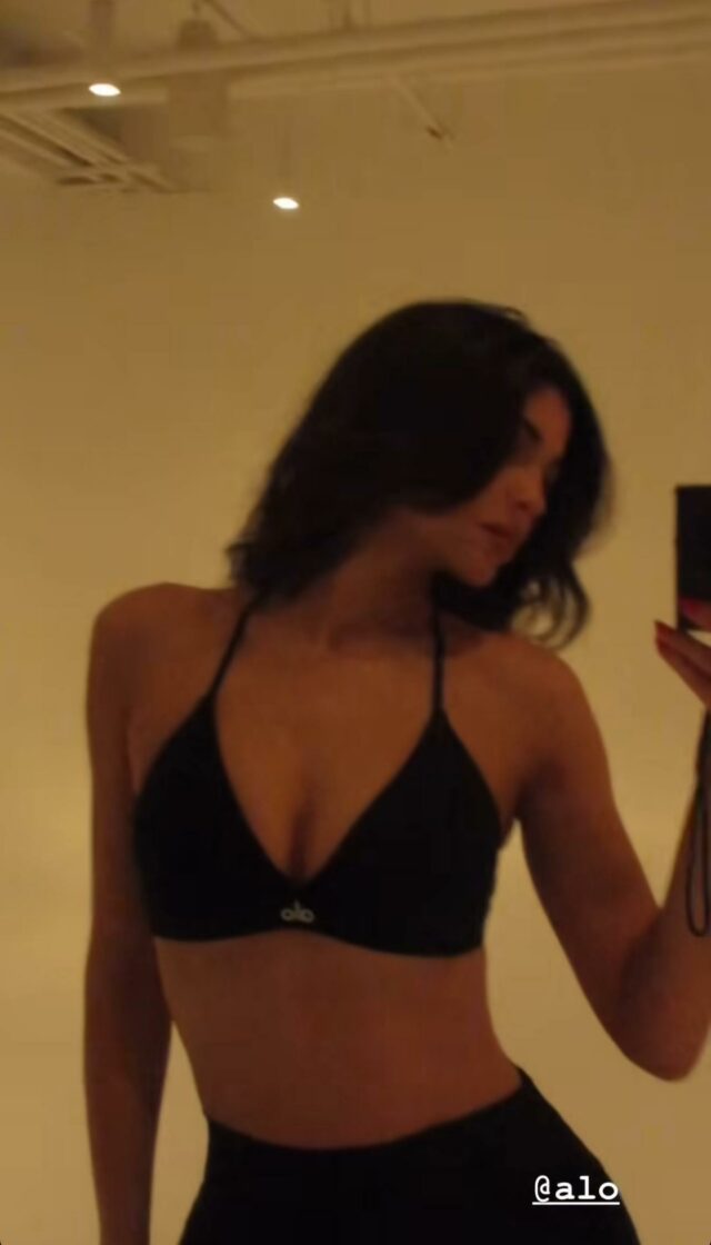 Kylie Jenner tira uma selfie.