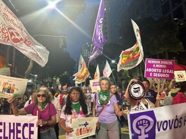 O movimento feminista do Brasil é animado pela revogação da lei do aborto na vizinha Argentina