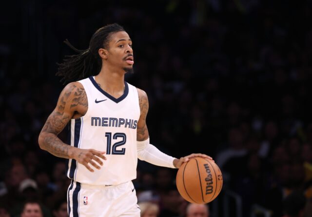 LOS ANGELES, CALIFÓRNIA - 05 DE JANEIRO: Ja Morant # 12 do Memphis Grizzlies dribla durante uma vitória dos Grizzlies por 127-113 na Crypto.com Arena em 05 de janeiro de 2024 em Los Angeles, Califórnia.  O usuário concorda com os termos e condições do Contrato de Licença da Getty Images.