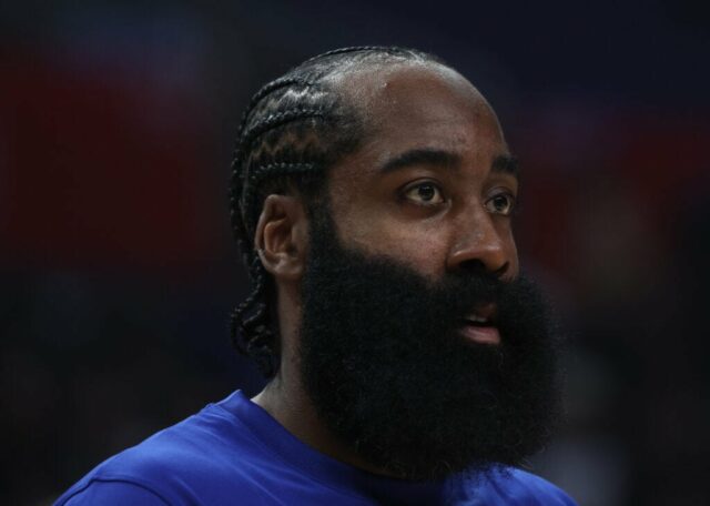 LOS ANGELES, CALIFÓRNIA - 17 DE MARÇO: James Harden # 1 do LA Clippers antes do jogo contra Quin Snyder do Atlanta Hawks na Crypto.com Arena em 17 de março de 2024 em Los Angeles, Califórnia.  (Foto de Harry How/Getty Images) O usuário concorda com os termos e condições do Contrato de Licença da Getty Images.