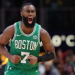 ATLANTA, GEÓRGIA - 28 DE MARÇO: Jaylen Brown nº 7 do Boston Celtics reage após marcar uma cesta verde nos segundos finais contra o Atlanta Hawks durante a prorrogação na State Farm Arena em 28 de março de 2024 em Atlanta, Geórgia.  NOTA AO USUÁRIO: O usuário reconhece e concorda expressamente que, ao baixar e/ou usar esta fotografia, o usuário concorda com os termos e condições do Contrato de Licença da Getty Images.