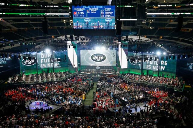 ARLINGTON, TX - 26 DE ABRIL: O logotipo do New York Jets é visto em uma placa de vídeo durante a primeira rodada do Draft da NFL 2018 no AT&T Stadium em 26 de abril de 2018 em Arlington, Texas.