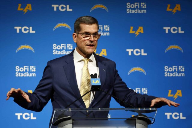 INGLEWOOD, CALIFÓRNIA - 01 DE FEVEREIRO: O recém-nomeado técnico Jim Harbaugh, do Los Angeles Chargers, fala à mídia durante uma coletiva de imprensa no YouTube Theatre em 1 de fevereiro de 2024 em Inglewood, Califórnia.