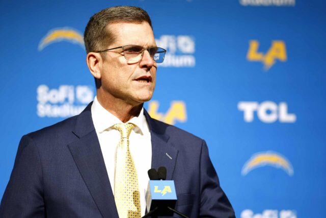 INGLEWOOD, CALIFÓRNIA - 1º DE FEVEREIRO: O recém-nomeado técnico Jim Harbaugh, do Los Angeles Chargers, fala à mídia durante uma coletiva de imprensa no YouTube Theatre em 1º de fevereiro de 2024 em Inglewood, Califórnia