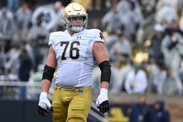 SOUTH BEND, INDIANA - 22 DE ABRIL: Joe Alt # 76 do Notre Dame Fighting Irish observa durante o jogo de futebol Notre Dame Blue-Gold Spring no Notre Dame Stadium em 22 de abril de 2023 em South Bend, Indiana.