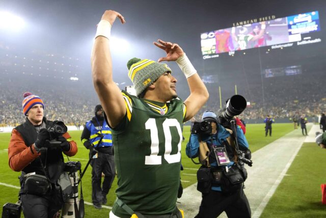 GREEN BAY, WISCONSIN - 07 DE JANEIRO: Jordan Love nº 10 do Green Bay Packers sai de campo após uma vitória sobre o Chicago Bears no Lambeau Field em 07 de janeiro de 2024 em Green Bay, Wisconsin.