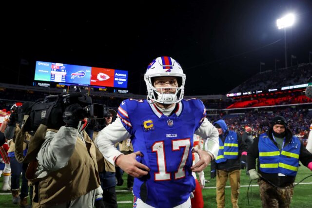 ORCHARD PARK, NOVA IORQUE - 21 DE JANEIRO: Josh Allen # 17 do Buffalo Bills sai de campo depois de ser derrotado pelo Kansas City Chiefs no jogo AFC Divisional Playoff no Highmark Stadium em 21 de janeiro de 2024 em Orchard Park, Nova York.