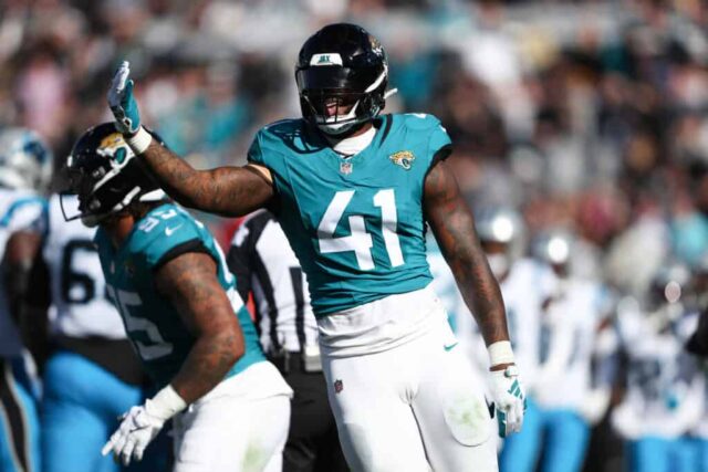 JACKSONVILLE, FLÓRIDA - 31 DE DEZEMBRO: Josh Allen # 41 do Jacksonville Jaguars comemora após um sack durante o segundo quarto contra o Carolina Panthers no EverBank Stadium em 31 de dezembro de 2023 em Jacksonville, Flórida. 