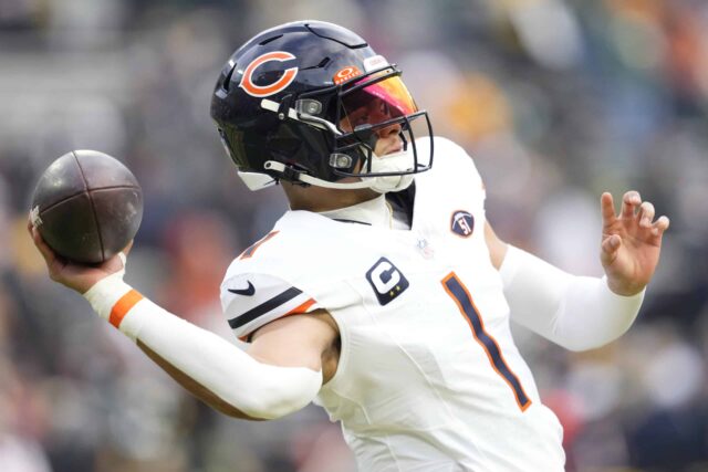 GREEN BAY, WISCONSIN - 07 DE JANEIRO: Justin Fields # 1 do Chicago Bears se aquece antes do jogo contra o Green Bay Packers no Lambeau Field em 07 de janeiro de 2024 em Green Bay, Wisconsin.