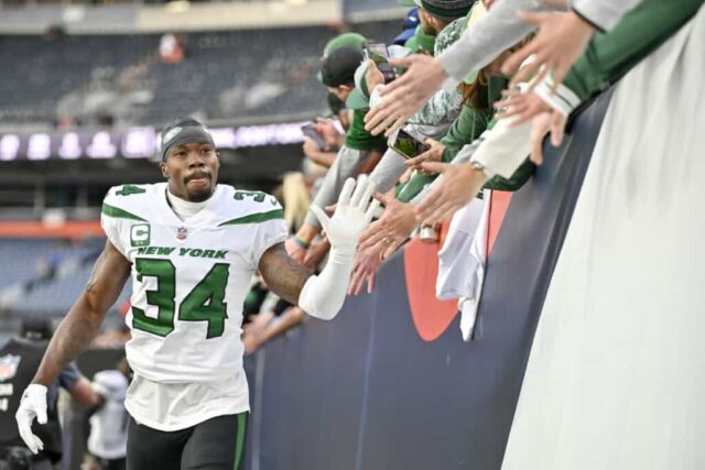 DENVER, COLORADO - 23 DE OUTUBRO: Justin Hardee nº 34 dos torcedores do New York Jets após o jogo contra o Denver Broncos no Empower Field At Mile High em 23 de outubro de 2022 em Denver, Colorado.