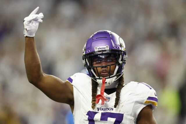 MINNEAPOLIS, MINNESOTA - 24 DE DEZEMBRO: KJ Osborn # 17 do Minnesota Vikings reage após receber um passe contra o Detroit Lions durante o segundo quarto no US Bank Stadium em 24 de dezembro de 2023 em Minneapolis, Minnesota. 