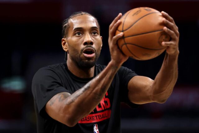 Kawhi Leonard nº 2 do Los Angeles Clippers se aquece antes do jogo contra o Dallas Mavericks na Crypto.com Arena em 10 de janeiro de 2023 em Los Angeles, Califórnia.  NOTA AO USUÁRIO: O Usuário reconhece e concorda expressamente que, ao baixar e/ou usar esta fotografia, o Usuário está concordando com os termos e condições do Contrato de Licença da Getty Images.