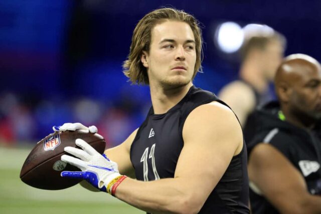 Kenny Pickett #QB11 de Pittsburgh lança durante o NFL Combine no Lucas Oil Stadium em 3 de março de 2022 em Indianápolis, Indiana.