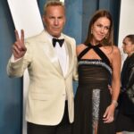 Kevin Costner e Christine Baumgartner na festa do Oscar da Vanity Fair de 2022