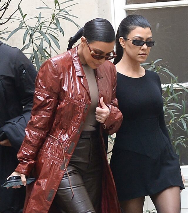 Kim Kardashian e irmã Kourtney Kardashian chegam ao Le Flore Cafe em Paris