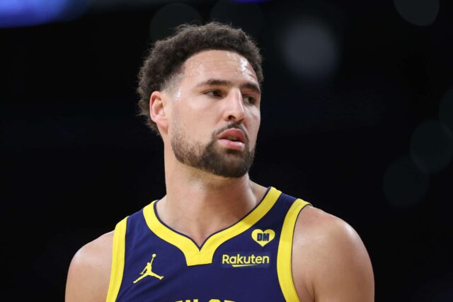 LOS ANGELES, CALIFÓRNIA - 16 DE MARÇO: Klay Thompson nº 11 do Golden State Warriors observa durante a primeira metade de um jogo contra o Los Angeles Lakers na Crypto.com Arena em 16 de março de 2024 em Los Angeles, Califórnia.  NOTA AO USUÁRIO: O Usuário reconhece e concorda expressamente que, ao baixar e/ou usar esta fotografia, o Usuário está concordando com os termos e condições do Contrato de Licença da Getty Images.