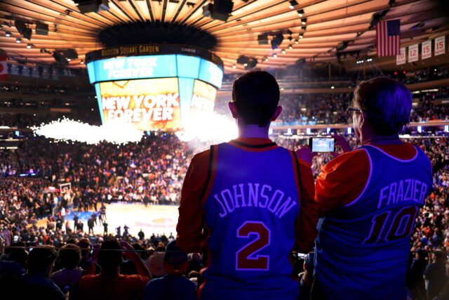 Uma visão geral durante as apresentações dos jogadores antes do terceiro jogo dos playoffs da Conferência Leste entre o Cleveland Cavaliers e o New York Knicks no Madison Square Garden em 21 de abril de 2023 na cidade de Nova York.