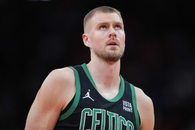 HOUSTON, TEXAS - 21 DE JANEIRO: Kristaps Porzingis # 8 do Boston Celtics observa durante o segundo quarto do jogo contra o Houston Rockets no Toyota Center em 21 de janeiro de 2024 em Houston, Texas.  NOTA AO USUÁRIO: O Usuário reconhece e concorda expressamente que, ao baixar e/ou usar esta fotografia, o Usuário está concordando com os termos e condições do Contrato de Licença da Getty Images.