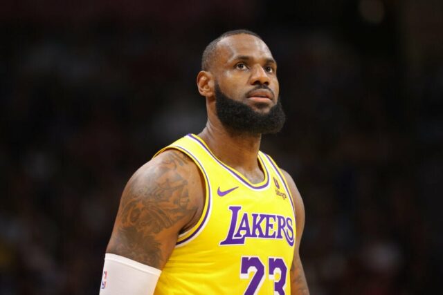 LeBron James nº 23 do Los Angeles Lakers olha para a multidão durante um intervalo contra o Denver Nuggets na segunda metade do jogo da noite de abertura da NBA na Ball Arena em 24 de outubro de 2023 em Denver, Colorado.  NOTA AO USUÁRIO: O usuário reconhece e concorda expressamente que, ao baixar e/ou usar esta fotografia, o usuário concorda com os termos e condições do Contrato de Licença da Getty Images.