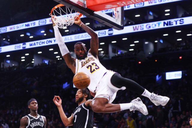 NOVA IORQUE, NOVA IORQUE - 31 DE MARÇO: LeBron James nº 23 do Los Angeles Lakers enterra a bola contra o Brooklyn Nets no Barclays Center em 31 de março de 2024 na cidade de Nova York.  NOTA AO USUÁRIO: O Usuário reconhece e concorda expressamente que, ao baixar e/ou usar esta fotografia, o Usuário está concordando com os termos e condições do Contrato de Licença da Getty Images.