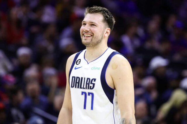 Luka Doncic #77 do Dallas Mavericks reage durante o primeiro quarto contra o Philadelphia 76ers no Wells Fargo Center em 29 de março de 2023 na Filadélfia, Pensilvânia.  NOTA AO USUÁRIO: O Usuário reconhece e concorda expressamente que, ao baixar e/ou usar esta fotografia, o Usuário está concordando com os termos e condições do Contrato de Licença da Getty Images.