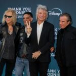 A banda Bon Jovi posa em um tapete vermelho.