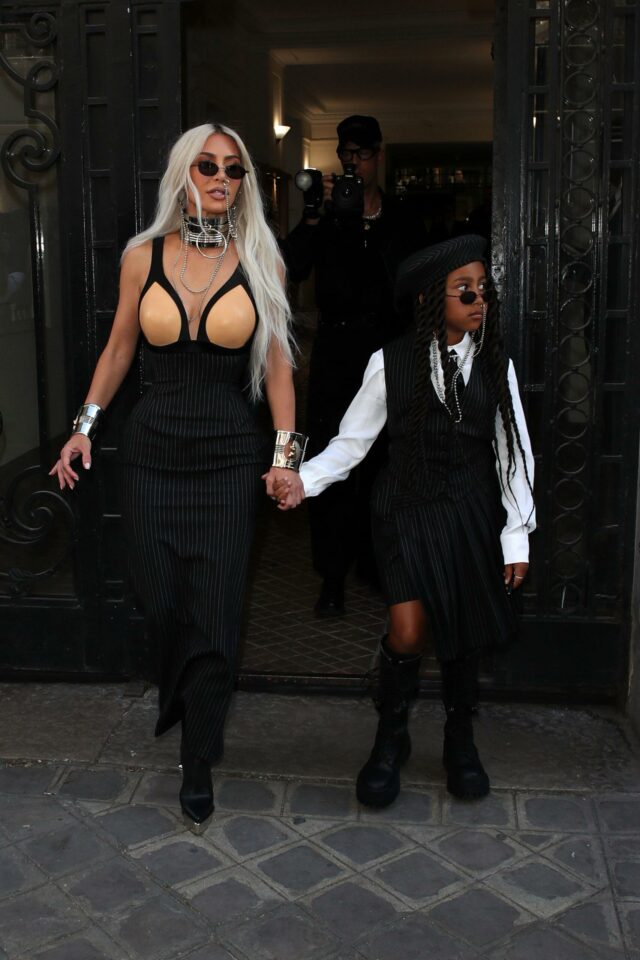 Kim Kardashian e filha North West saindo do desfile de Jean Paul Gaultier em Paris