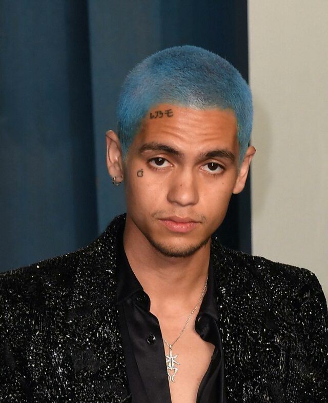 Homem com cabelo azul no tapete vermelho