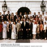 Bill Clinton posa com os estagiários da Casa Branca em 1995.